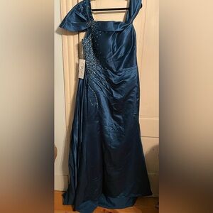 Elegant Blue Evening Gown / Off the Shoulder 🌸